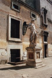 statue
