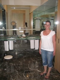 IMG_2118 Similarly huge bathroom
